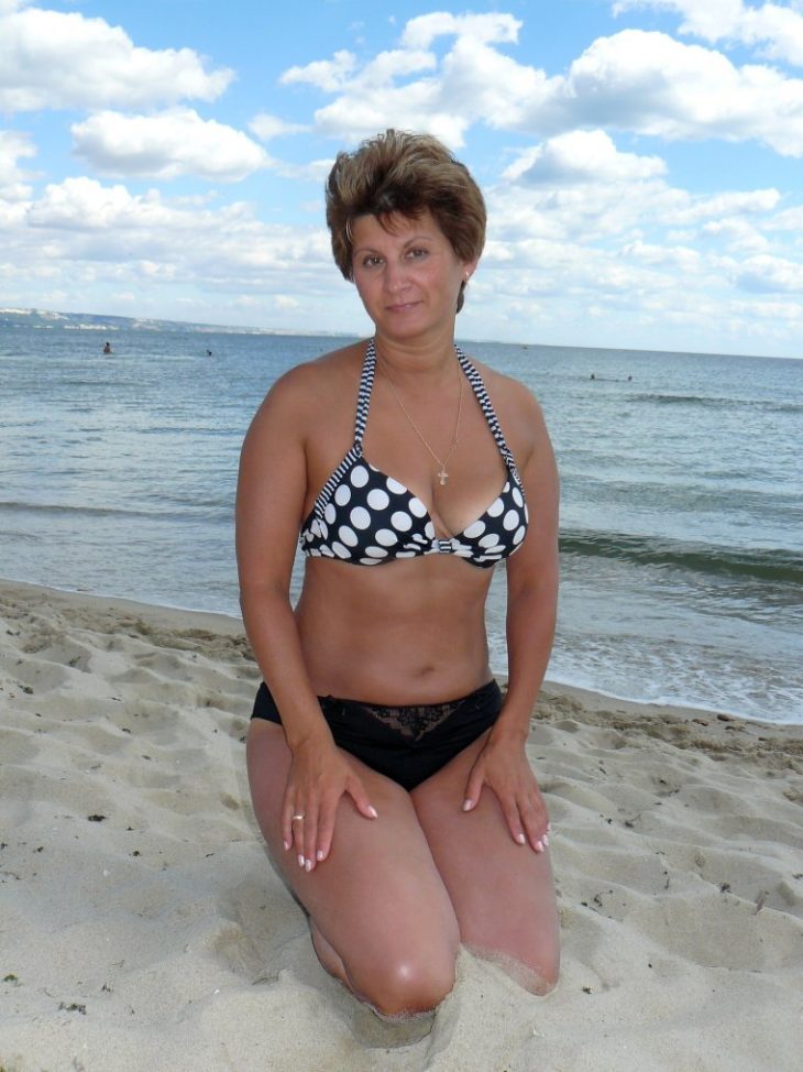 Женщины за 50 в купальниках на пляже