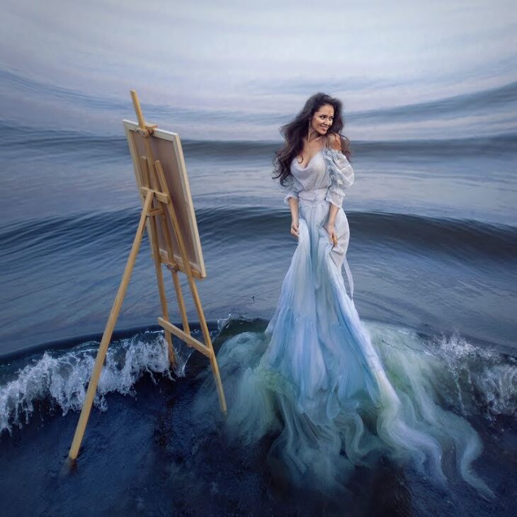 Дама вдохновения. Девушка на берегу моря. Вдохновленная женщина. Художница на море.